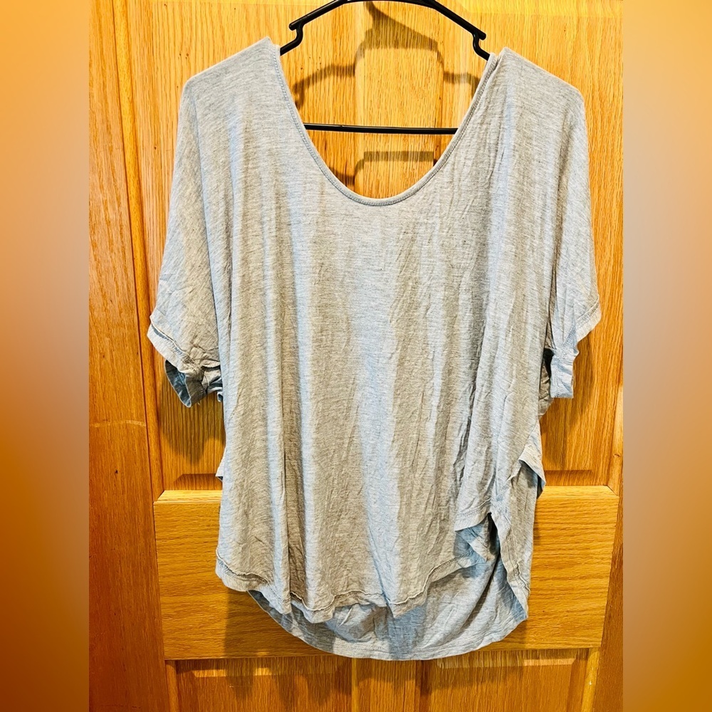 NWOT Small POL Gray Women's Top with Back Cut Outs - Picture 4 of 9
